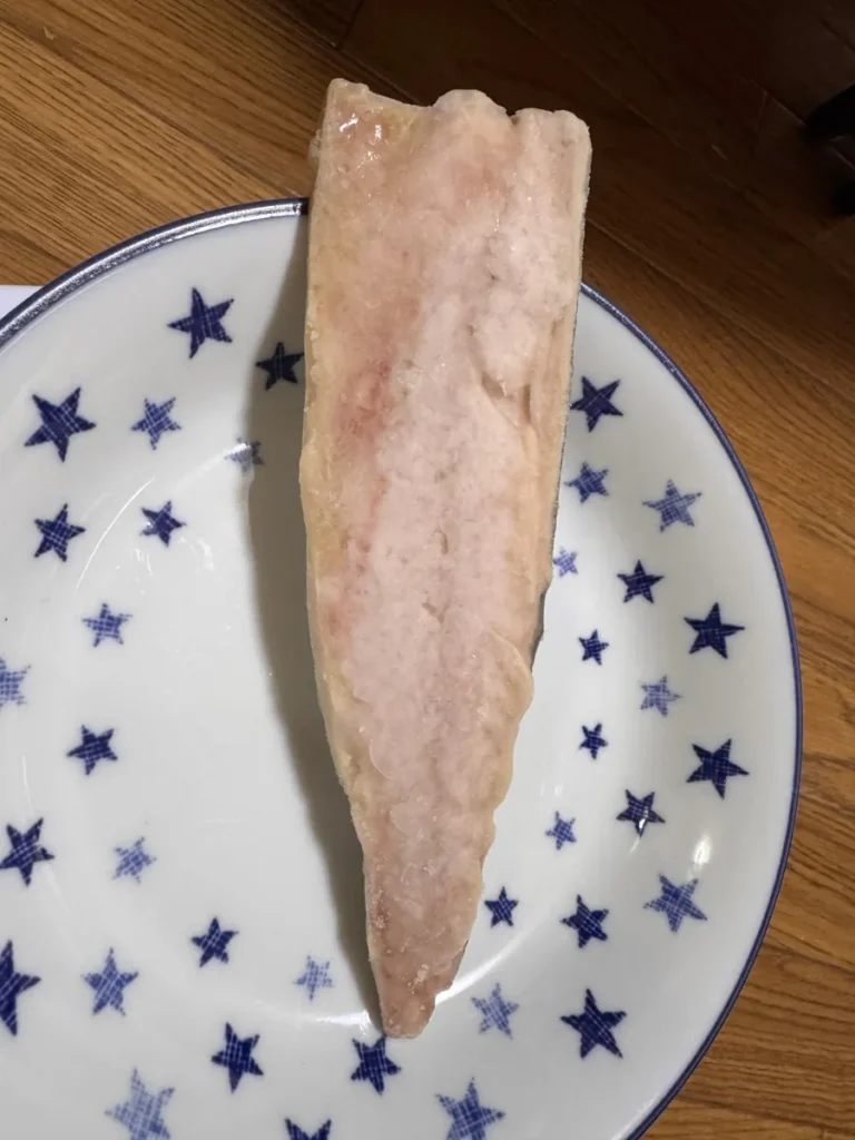 星柄の皿にのせた、凍ったさばのフィーレ1枚（身の側）